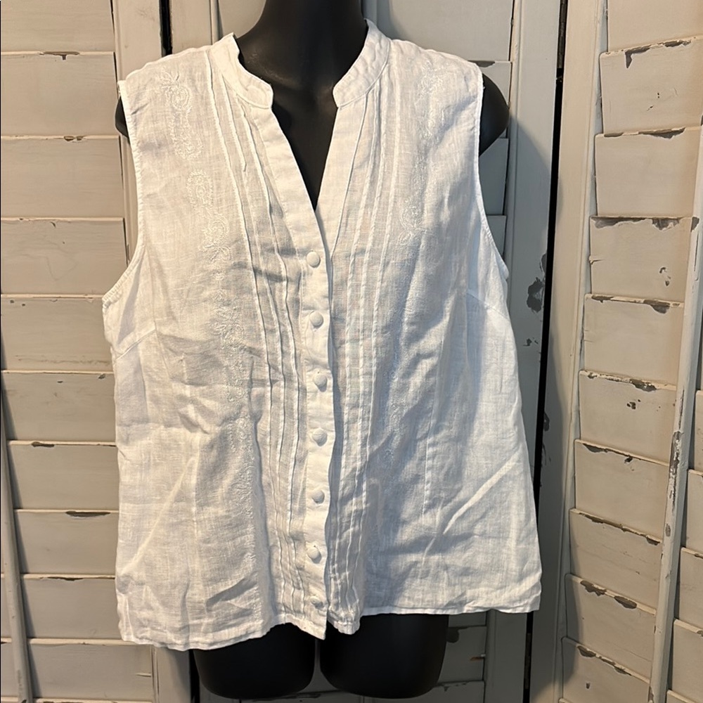 Carole Little White Sleeveless Button Down Shirt with Mandarin Collar